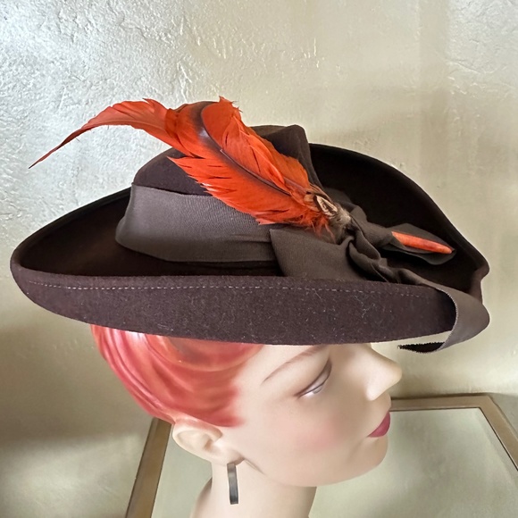 DELIGHTFUL 1940s' BROWN FELT TILT FEDORA WITH WIDE BRIM + ORANGE CURLED FEATHERS